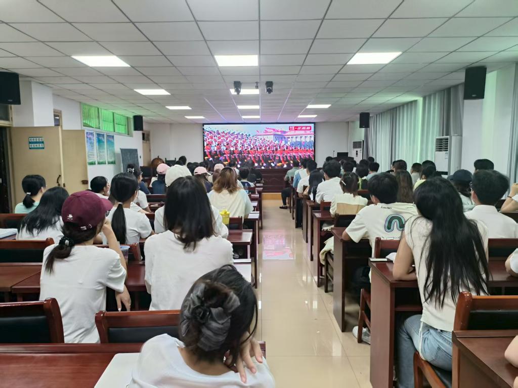betway唯一官网组织师生集中观看中国人民抗日战争暨世界反法西斯战争胜利80周年阅兵式